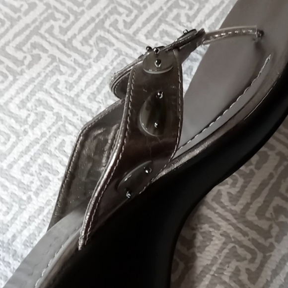 Coconuts flip flop sander pewter 8 medium silver 3"heel floral design on strap - Picture 8 of 9